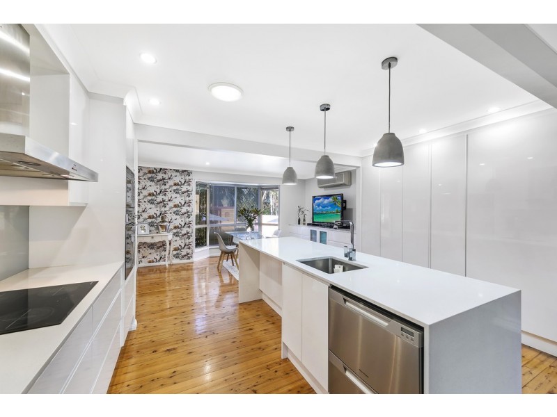 15 Hillcrest Avenue, Bateau Bay NSW 2261