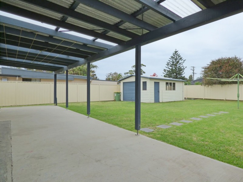 11 Laguna Parade, Berkeley Vale NSW 2261