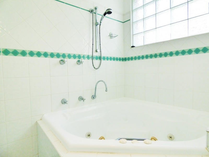 15 Waratah Street, Bateau Bay NSW 2261