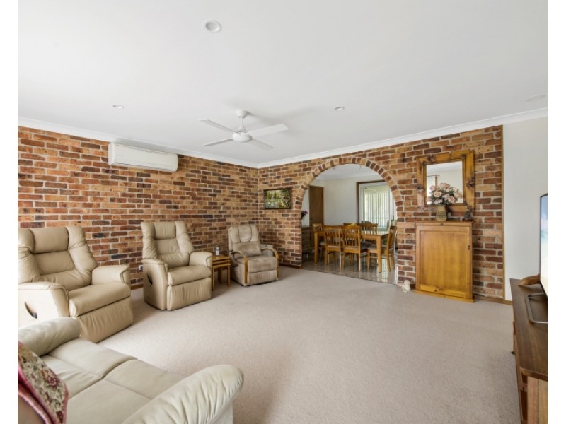 8 Carnation Close, Bateau Bay NSW 2261