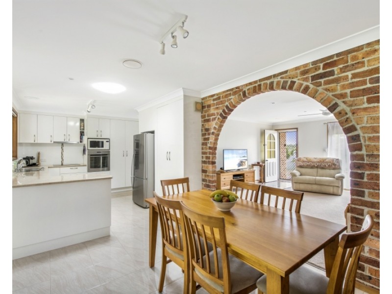 8 Carnation Close, Bateau Bay NSW 2261