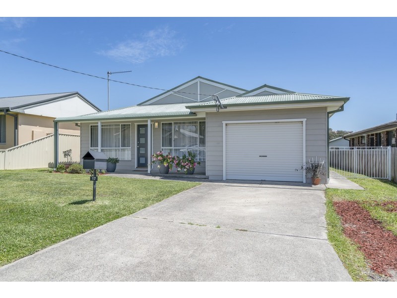 17 Germaine Avenue, Bateau Bay NSW 2261