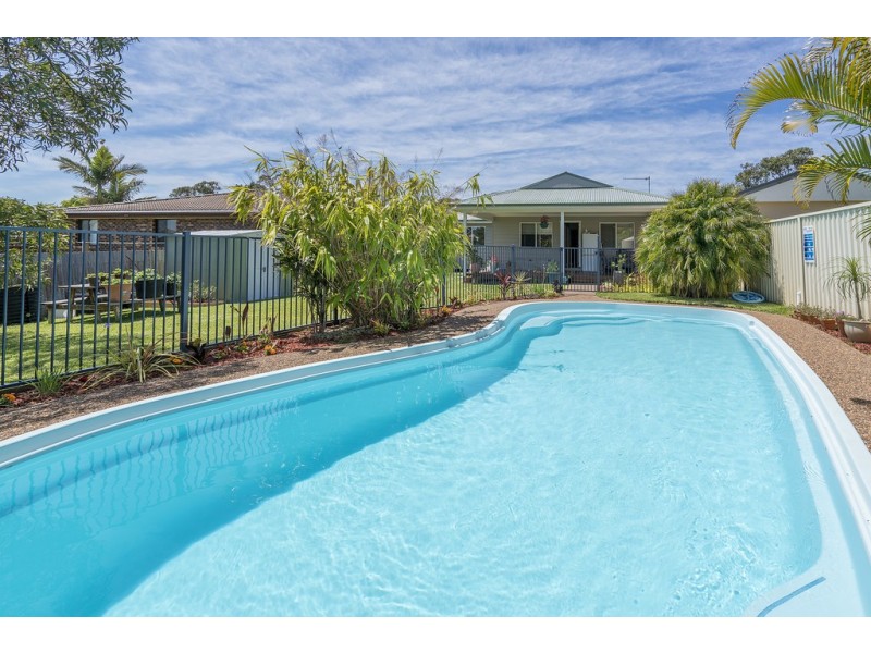 17 Germaine Avenue, Bateau Bay NSW 2261