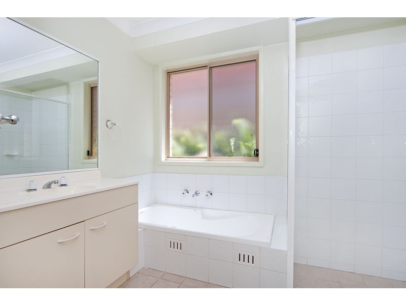 18 Macintyre Street, Bateau Bay NSW 2261