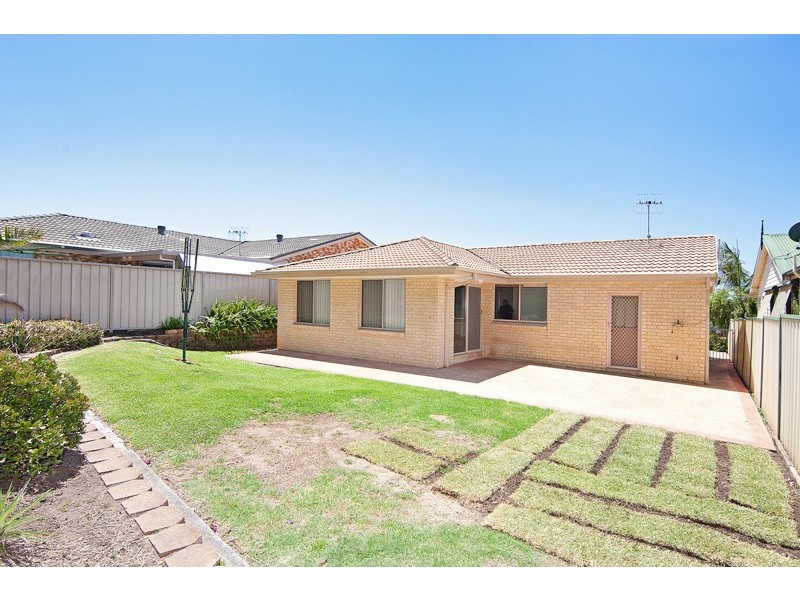 18 Macintyre Street, Bateau Bay NSW 2261