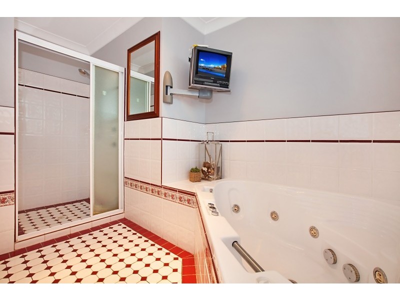 13 Macintyre Street, Bateau Bay NSW 2261