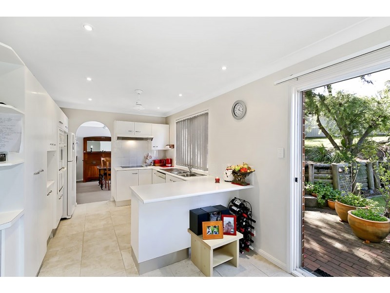 220 Cresthaven Avenue, Bateau Bay NSW 2261