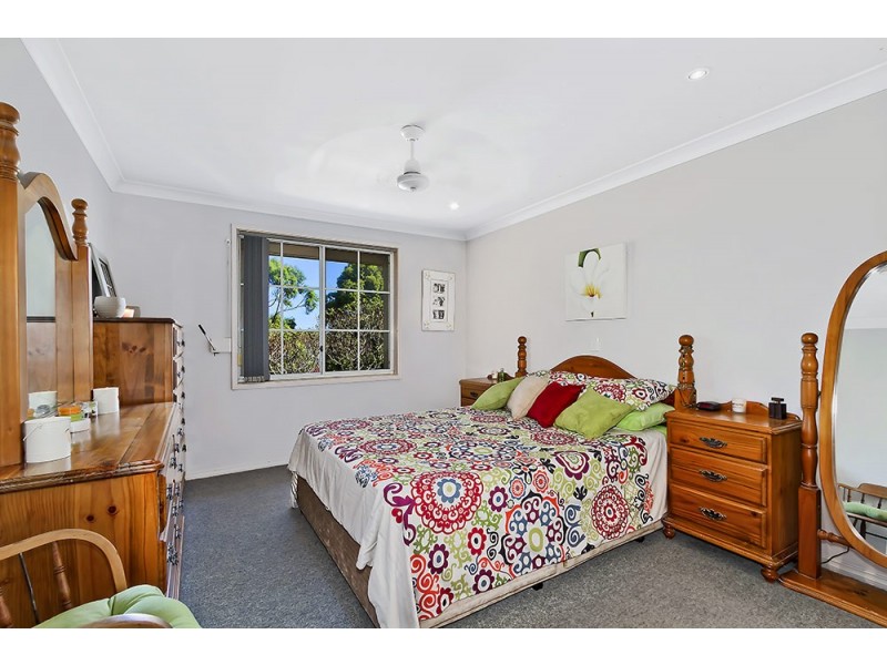 220 Cresthaven Avenue, Bateau Bay NSW 2261