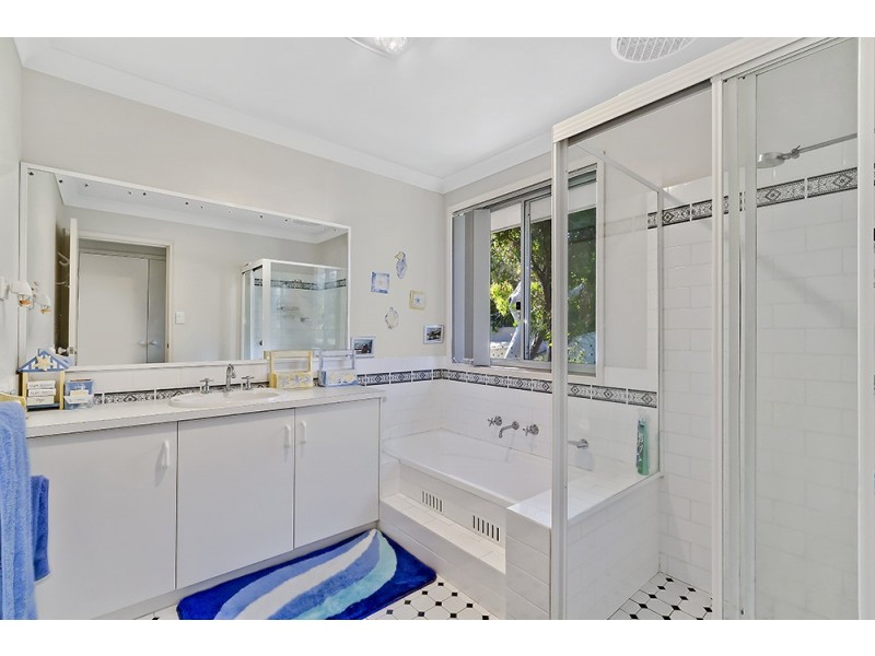 220 Cresthaven Avenue, Bateau Bay NSW 2261