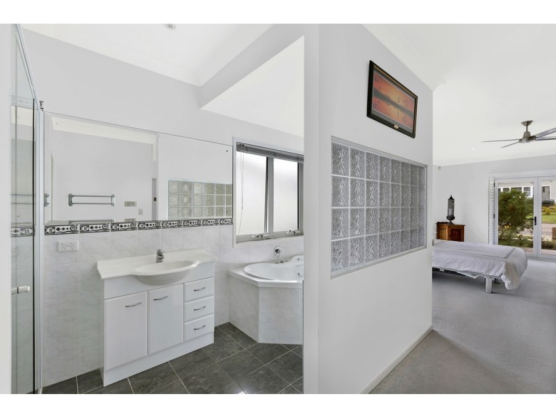 61 Lakin Street, Bateau Bay NSW 2261