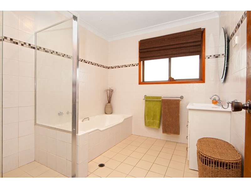 9 Point Street, Bateau Bay NSW 2261