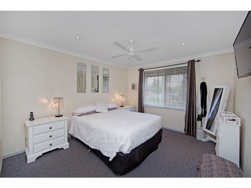 2 Adrian Close, Bateau Bay NSW 2261