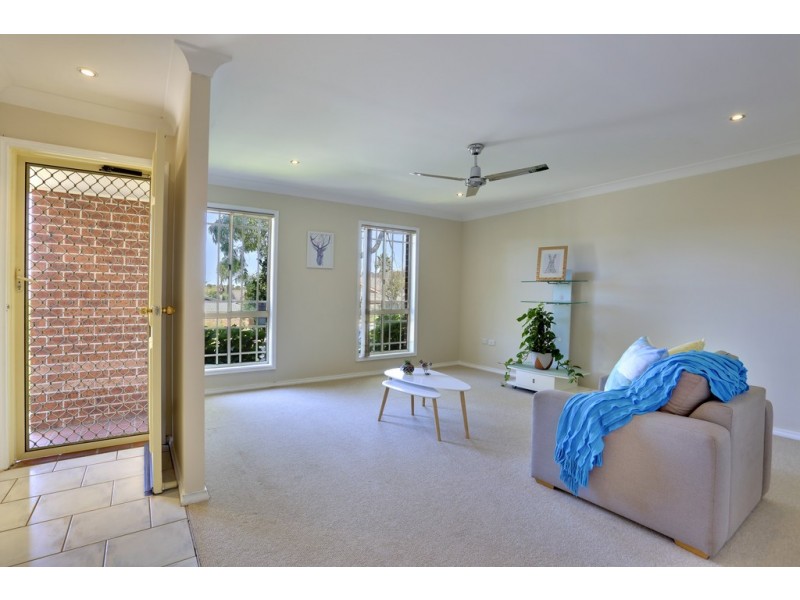 2/1 Robert Place, Bateau Bay NSW 2261