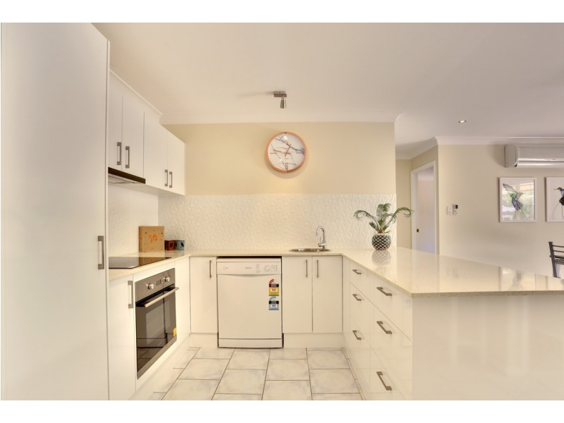 2/1 Robert Place, Bateau Bay NSW 2261