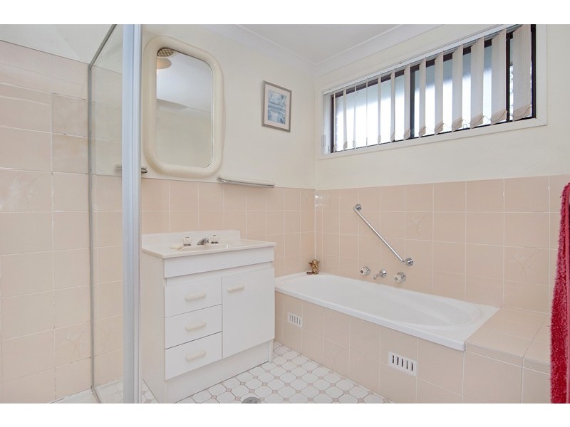 2/38 Debra Anne Drive, Bateau Bay NSW 2261