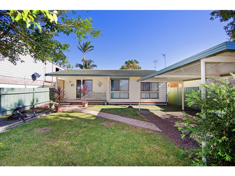 8 Clare Crescent, Berkeley Vale NSW 2261