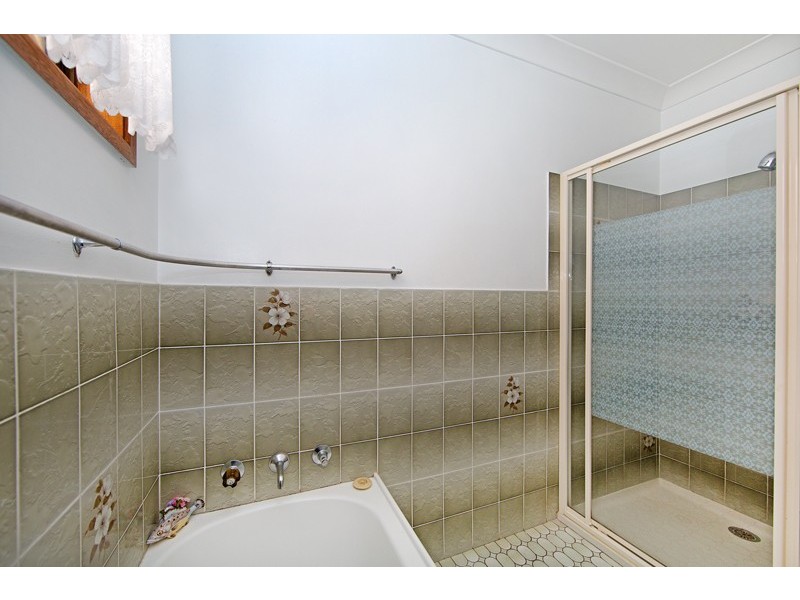 8 Clare Crescent, Berkeley Vale NSW 2261