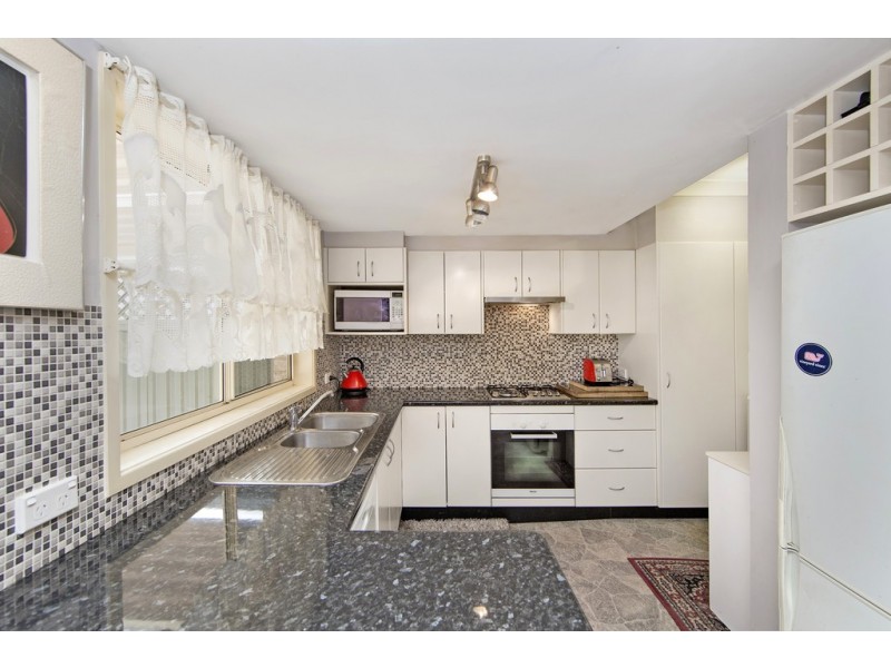 16 Lisa Close, Bateau Bay NSW 2261