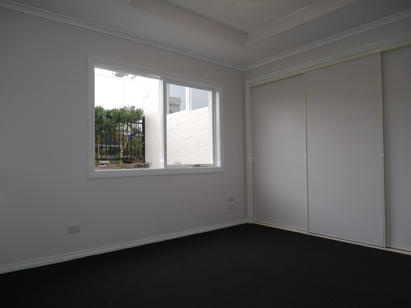 2/3 Calvin Crescent, Doncaster East VIC 3109