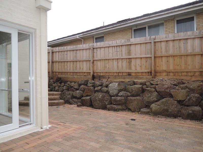 2/3 Calvin Crescent, Doncaster East VIC 3109