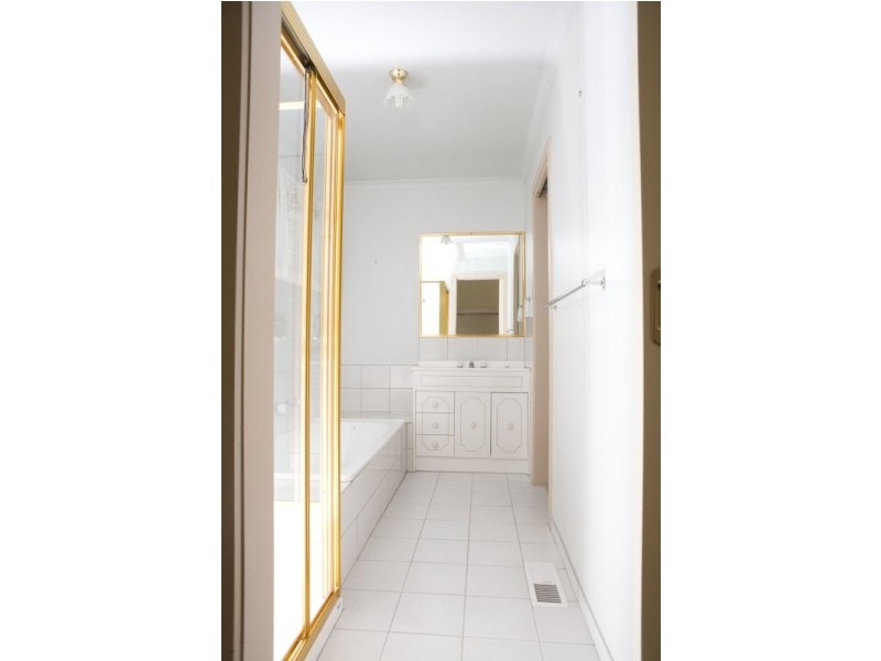 2/8 Paula Crescent, Doncaster East VIC 3109