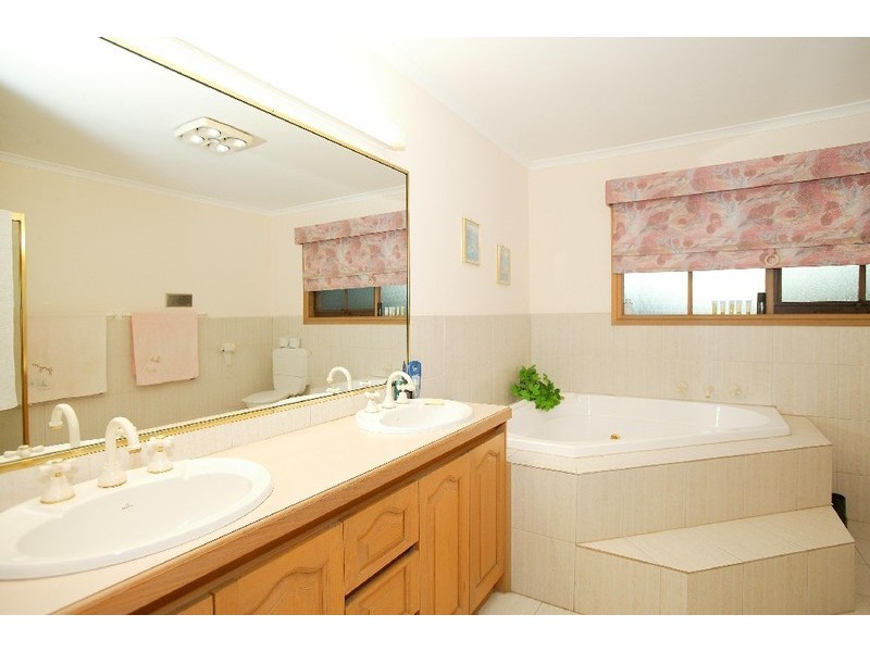 4 Leanne Court, Doncaster East VIC 3109