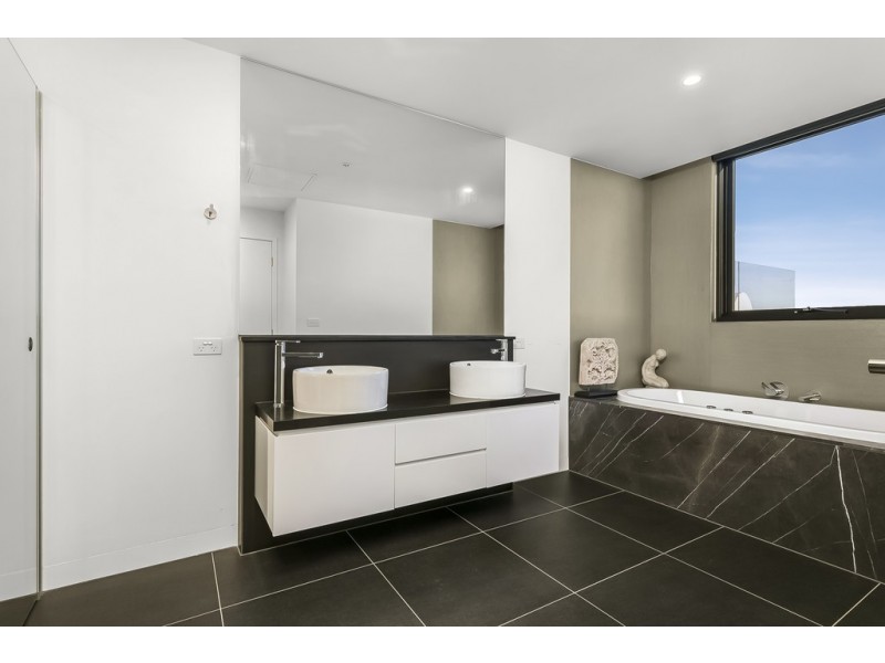 703/5 Sovereign Point Court, Doncaster VIC 3108