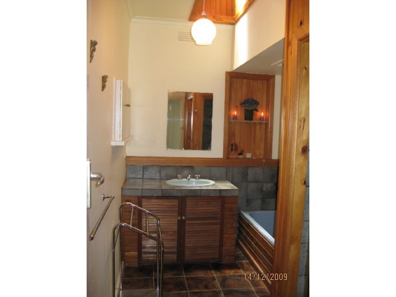 1 Malcolm Crescent, Doncaster VIC 3108