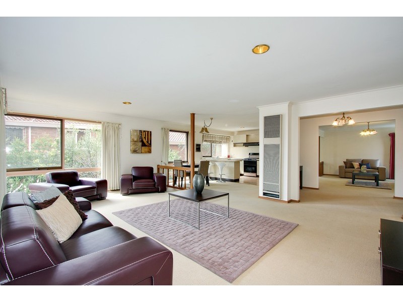 2 Huntingfield Drive, Doncaster East VIC 3109