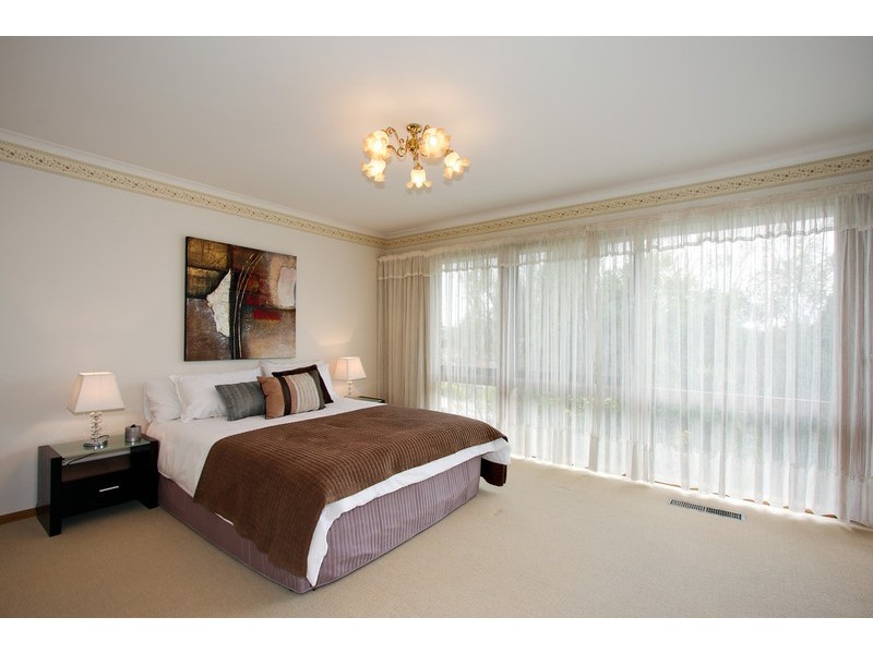 2 Huntingfield Drive, Doncaster East VIC 3109