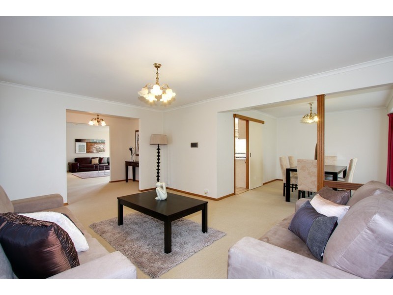 2 Huntingfield Drive, Doncaster East VIC 3109