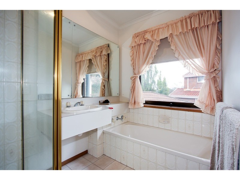 2 Huntingfield Drive, Doncaster East VIC 3109