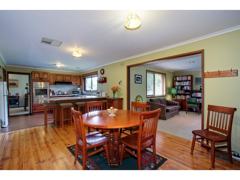 16 Devlaw Drive, Doncaster East VIC 3109