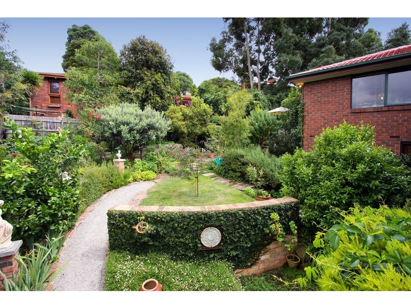 16 Devlaw Drive, Doncaster East VIC 3109