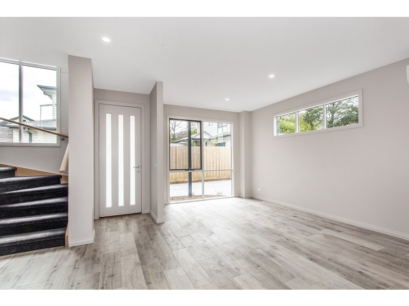 2/13 Mountain View Road, Kilsyth VIC 3137