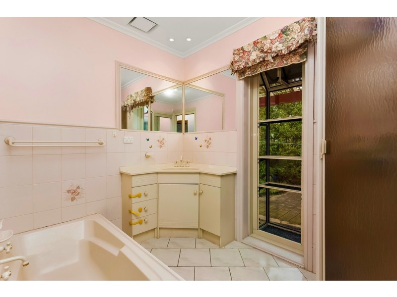 8 Lansell Drive, Doncaster VIC 3108