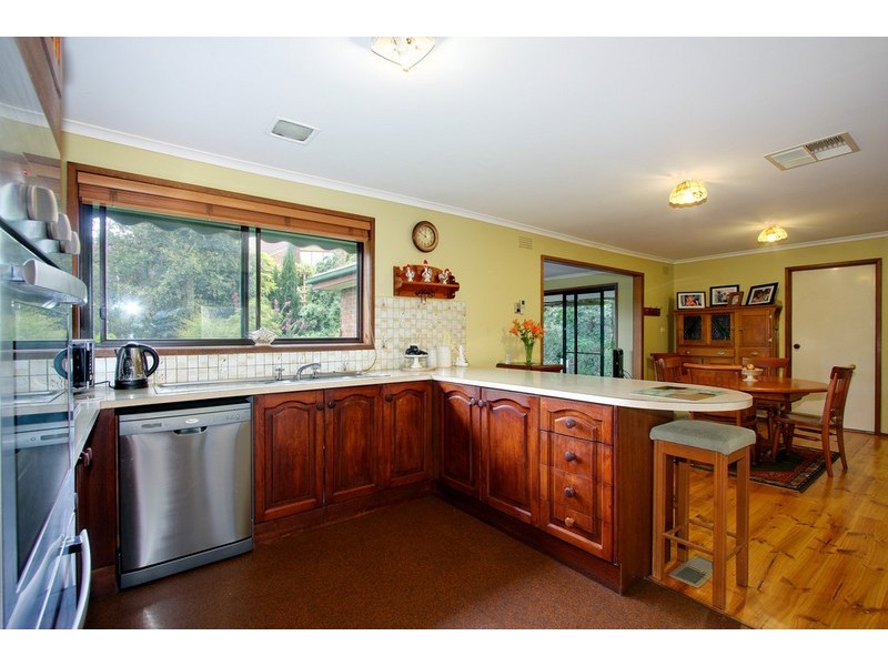 16 Devlaw Drive, Doncaster East VIC 3109