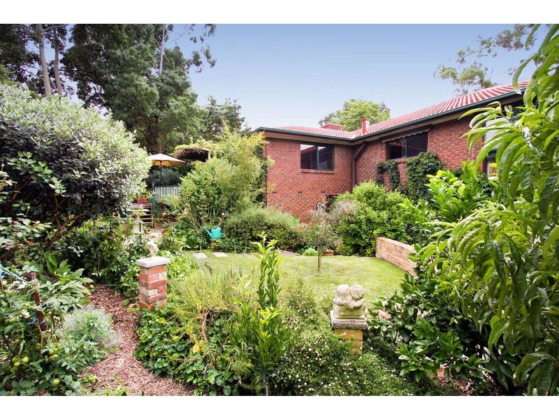 16 Devlaw Drive, Doncaster East VIC 3109