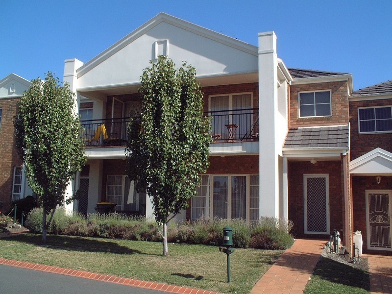 13 Illowra Walk, Blackburn South VIC 3130