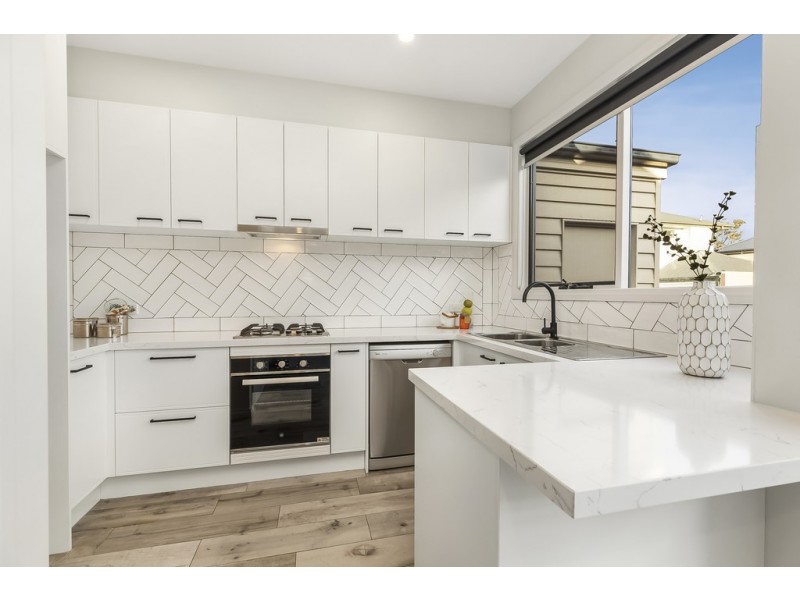 2/13 Mountain View Road, Kilsyth VIC 3137