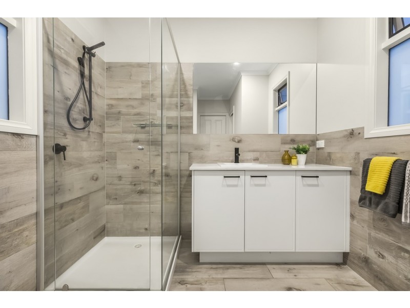 2/13 Mountain View Road, Kilsyth VIC 3137