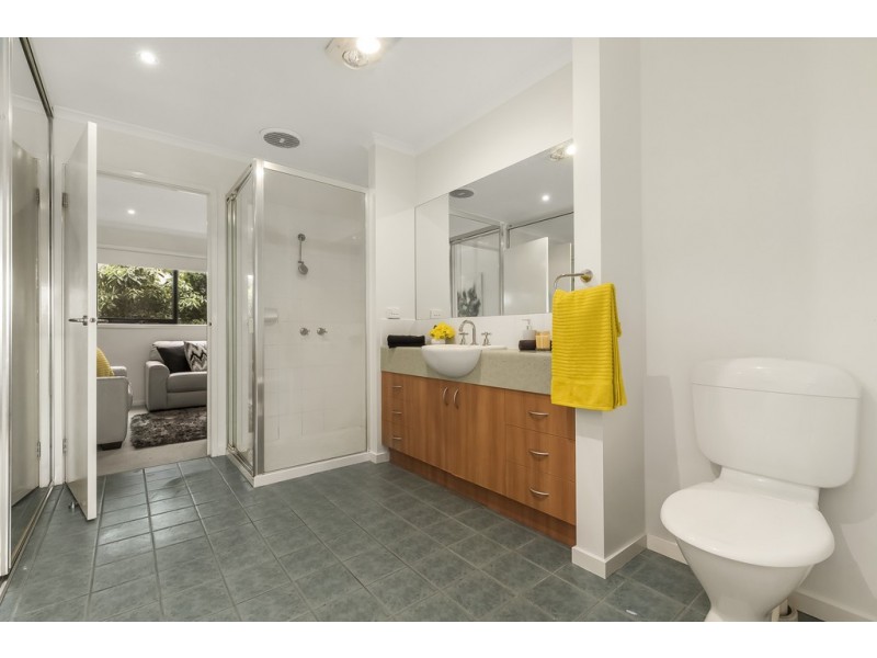 2/15 Boronia Grove, Doncaster East VIC 3109