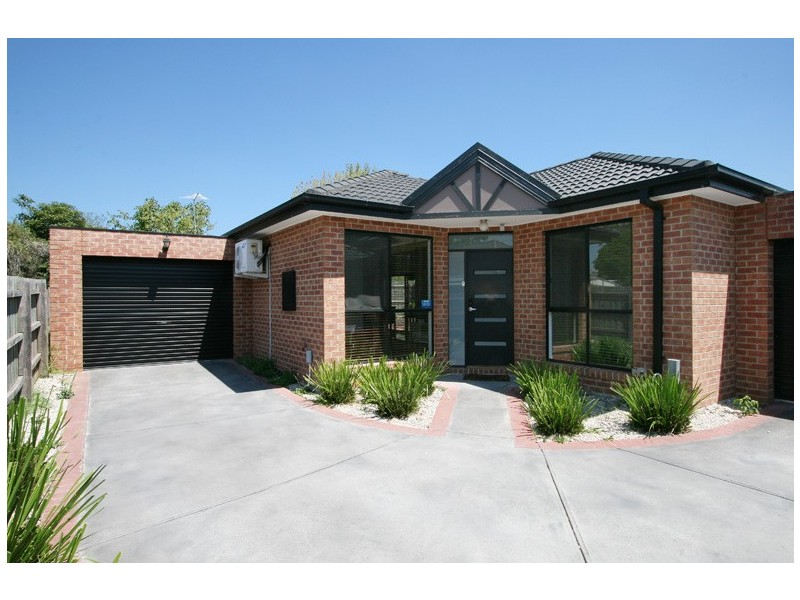 2/8 Oakwood Avenue, Dandenong North VIC 3175