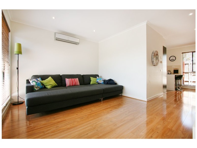 2/8 Oakwood Avenue, Dandenong North VIC 3175