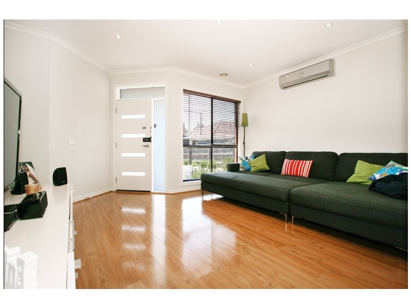 2/8 Oakwood Avenue, Dandenong North VIC 3175