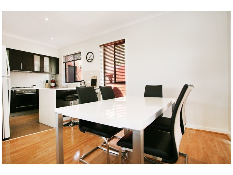 2/8 Oakwood Avenue, Dandenong North VIC 3175