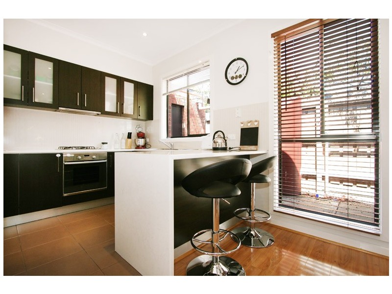 2/8 Oakwood Avenue, Dandenong North VIC 3175