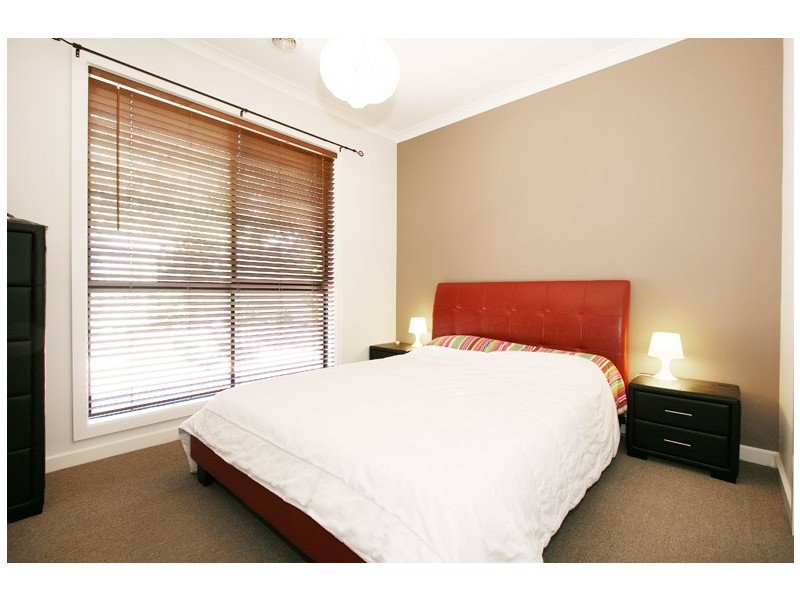 2/8 Oakwood Avenue, Dandenong North VIC 3175