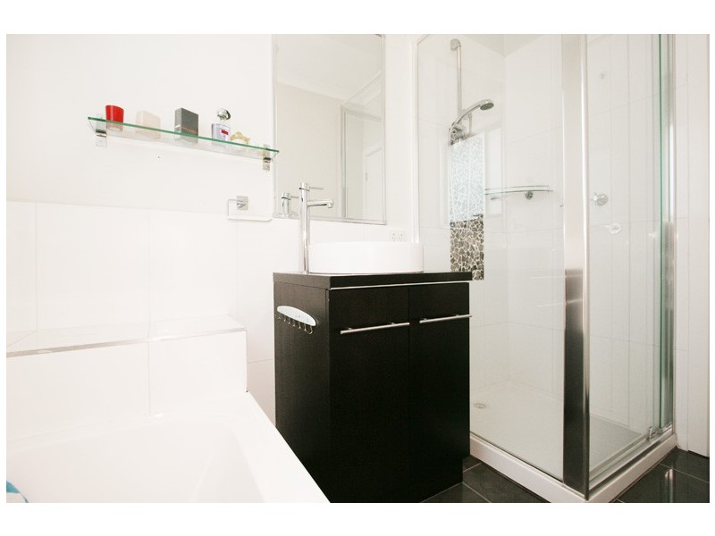 2/8 Oakwood Avenue, Dandenong North VIC 3175