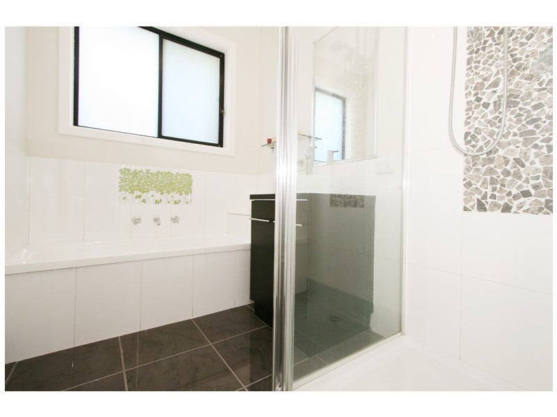 2/8 Oakwood Avenue, Dandenong North VIC 3175